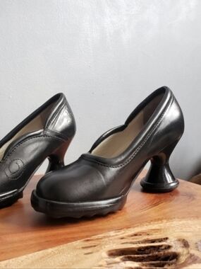 JOHN FLUEVOG  BLACK LEATHER PUMPS SIZE 6.5